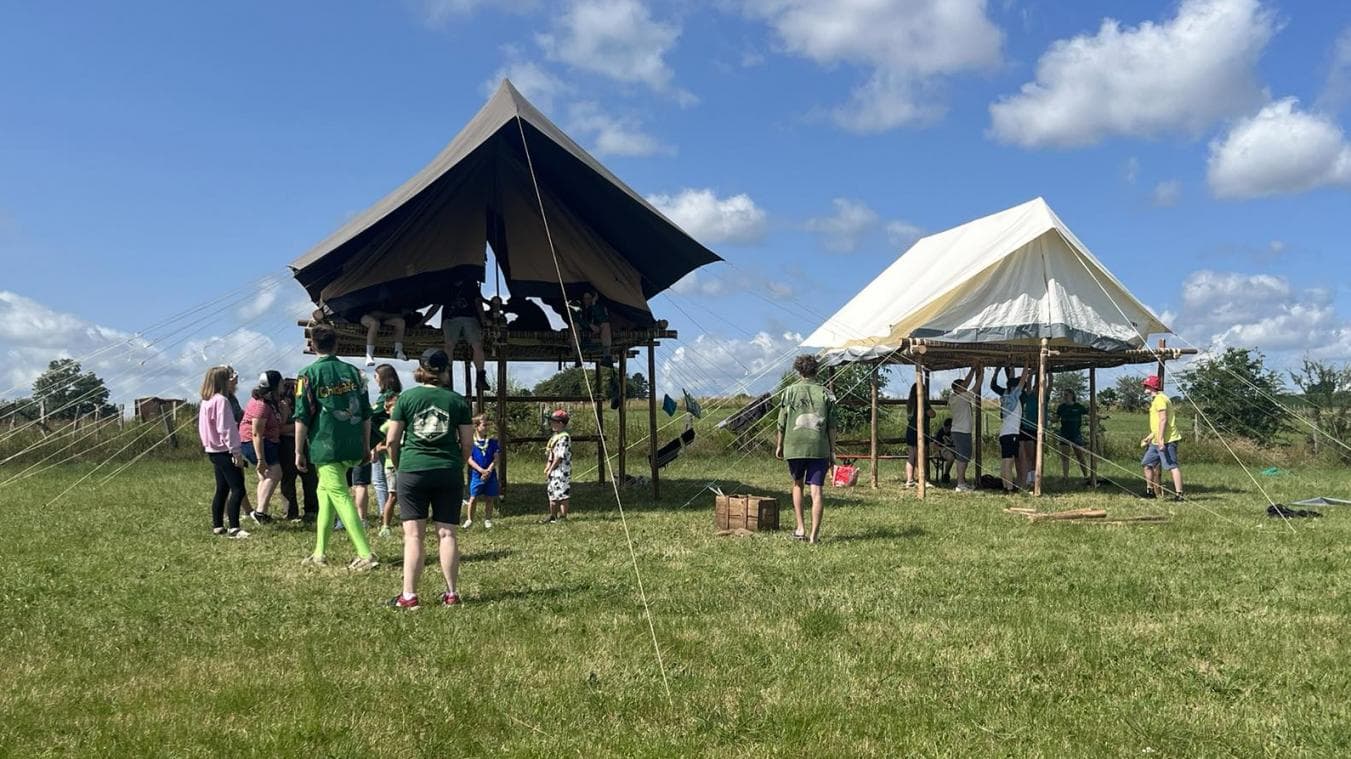 Enfants et animateurs du Patro Kapel lors d'une activité